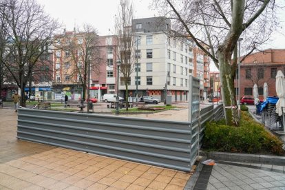Obras en la plaza de San Juan para colocar los arcos de La Merced Calzada.