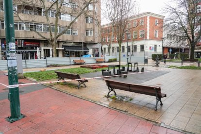 Obras en la plaza de San Juan para colocar los arcos de La Merced Calzada.