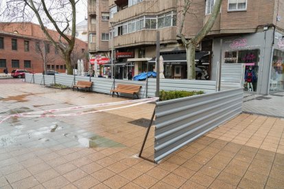 Obras en la plaza de San Juan para colocar los arcos de La Merced Calzada.