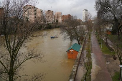 El río Pisuerga crece a su paso por Valladolid.