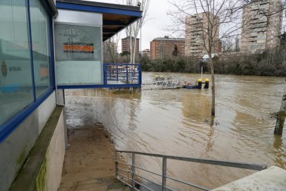 El río Pisuerga crece a su paso por Valladolid.