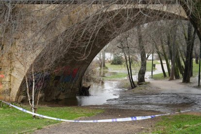 El río Pisuerga crece a su paso por Valladolid.
