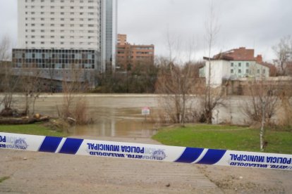 El río Pisuerga crece a su paso por Valladolid.
