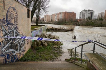 El río Pisuerga crece a su paso por Valladolid.