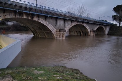 Viana se prepara por la posible subida del caudal del Cega