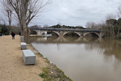 Viana se prepara por la posible subida del caudal del Cega