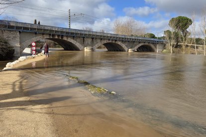 Los trabajos de achique tras la inundación de Viana de Cega