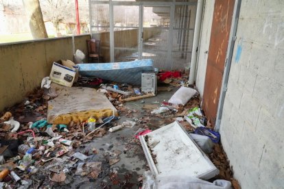 Parte trasera del centro de salud Circunvalación de Valladolid repleta de basura.