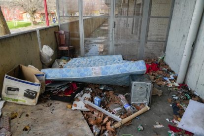 Parte trasera del centro de salud Circunvalación de Valladolid repleta de basura.