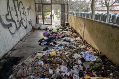 Parte trasera del centro de salud Circunvalación de Valladolid repleta de basura.