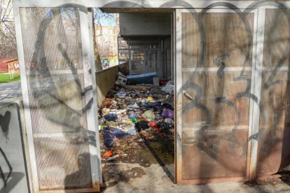 Puerta por la que se accede a la parte trasera del centro de salud Circunvalación de Valladolid repleta de basura.