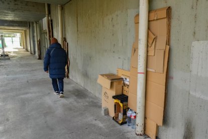 Una persona pasa por el entorno del Centro Cívico Zona Este de Valladolid.