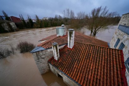 El Duero pasa muy crecido en Tudela de Duero.