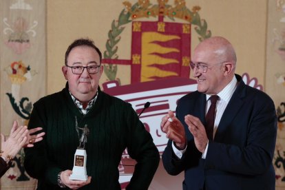 Paco Forjas con Jesús Julio Carnero en el Ayuntamiento de Valladolid