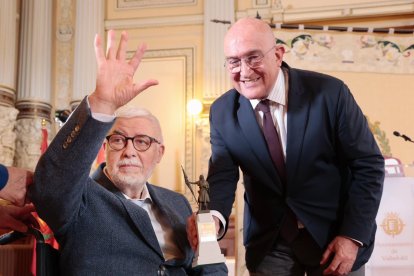 Carlos Blanco con Jesús Julio Carnero en el salón de recepciones del Ayuntamiento.