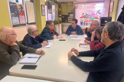 Los concejales socialistas se reúnen con la asociación de vecinos de Pajarillos.