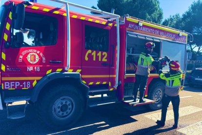 Bomberos del Ayuntamiento de Valladolid ayudan en las labores de retirada de agua en Aldeamayor de San Martín