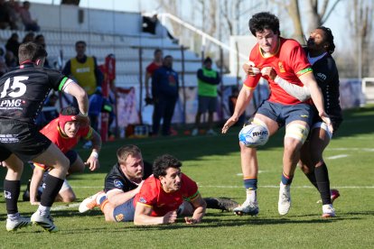 Una acción del partido entre España y Suiza en Pepe Rojo.