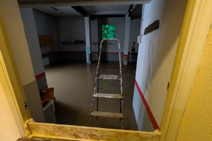 Tabique para contener el agua en una cochera de Tudela de Duero