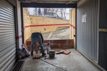 Tabique para contener una posible entrada de agua en una cochera de Tudela de Duero