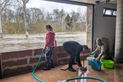 Tabique para contener la entrada de agua en una cochera de Tudela de Duero