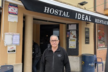 Javier, dueño del Hostal Ideal de Tudela de Duero que ha acogido al matrimonio desalojado