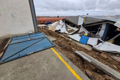 Derrumbe de una nave en el Polígono San Cristóbal.