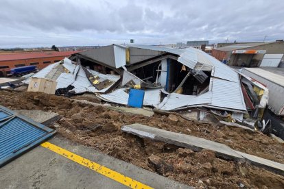 Derrumbe de una nave en el Polígono San Cristóbal.