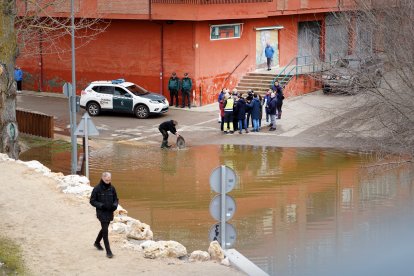 El presidente de la Diputación de Valladolid, Conrado Íscar, y el alcalde de Viana de Cega, Alberto Collantes, visitan las zonas afectadas del municipio y a los vecinos tras el desbordamiento del río Cega.