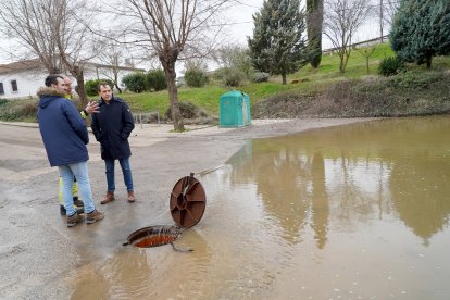 El presidente de la Diputación de Valladolid, Conrado Íscar, y el alcalde de Viana de Cega, Alberto Collantes, visitan las zonas afectadas del municipio y a los vecinos tras el desbordamiento del río Cega.