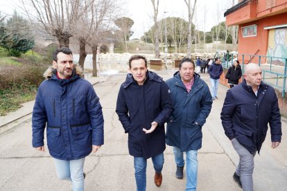El presidente de la Diputación de Valladolid, Conrado Íscar, y el alcalde de Viana de Cega, Alberto Collantes, visitan las zonas afectadas del municipio y a los vecinos tras el desbordamiento del río Cega.