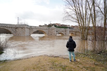 El río Pisuerga a su paso por Simancas (Valladolid)