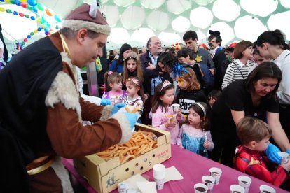 La Cúpula se llena de disfraces para despedir el Carnaval
