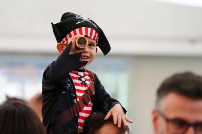 La Cúpula se llena de disfraces para despedir el Carnaval