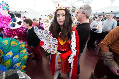 La Cúpula se llena de disfraces para despedir el Carnaval