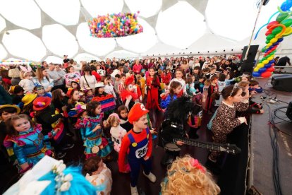 La Cúpula se llena de disfraces para despedir el Carnaval