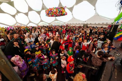 La Cúpula se llena de disfraces para despedir el Carnaval
