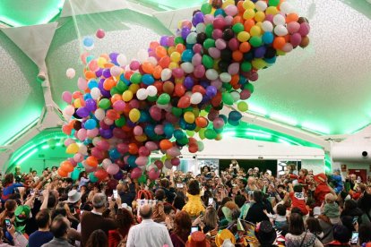 La Cúpula se llena de disfraces para despedir el Carnaval