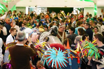 La Cúpula se llena de disfraces para despedir el Carnaval