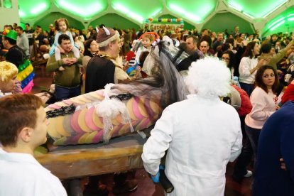 La Cúpula se llena de disfraces para despedir el Carnaval