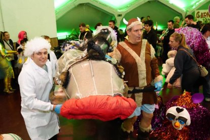 La Cúpula se llena de disfraces para despedir el Carnaval