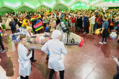 La Cúpula se llena de disfraces para despedir el Carnaval