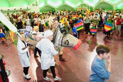 La Cúpula se llena de disfraces para despedir el Carnaval