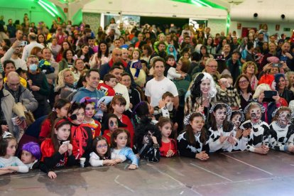 La Cúpula se llena de disfraces para despedir el Carnaval