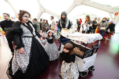 La Cúpula se llena de disfraces para despedir el Carnaval