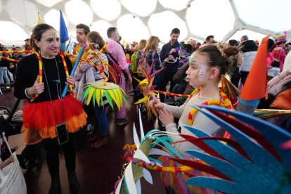 La Cúpula se llena de disfraces para despedir el Carnaval