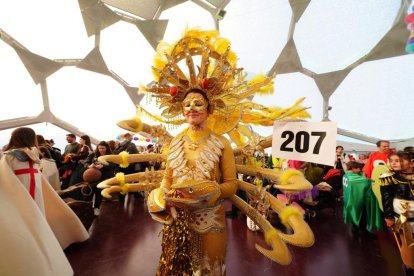 La Cúpula se llena de disfraces para despedir el Carnaval
