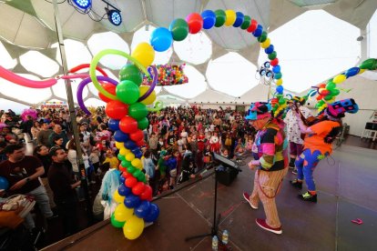 La Cúpula se llena de disfraces para despedir el Carnaval