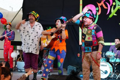 La Cúpula se llena de disfraces para despedir el Carnaval