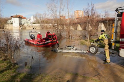 Dispositivo de Bomberos y Protección Civil para la búsqueda del hombre desaparecido en el puente de Santa Teresa